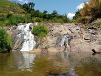 Queda final de um complexo de cachoeiras, cascatas e poços.