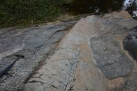 Dique granítico de espessura decimétrica.