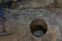 Feição do tipo marmita. Martelo como escala.