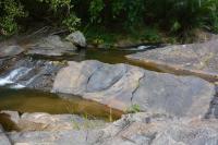 Xenólito de anfibolito em forma lenticular.