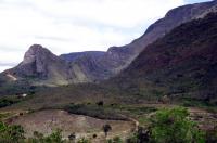 Panorama da Serra do Barbado da estrada entre Catolés de Cima e do ponto do início da trilha ao Pico do Barbado. Foto: Antônio R. Espinheira, 2015.