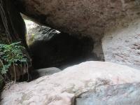Cavidades e/ou grunas subterrâneas utilizadas no garimpo de diamantes ao longo do Rio Lençóis. Foto: Violeta de Souza Martins, 2020.