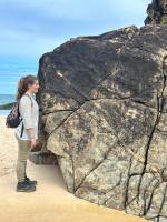 Rocha gnaisse granulitico, fraturado, com veios de feldspato.