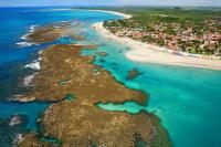 Vista panorâmica aérea do geossítio Recifes de Arenito e Corais de Porto de Galinhas. Foto: https://martur.com.br/produto/porto-de-galinhas-litoral-sul-saida-recife/. Acesso em 17/08/21. 