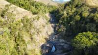 Vista capturada por drone de parte do complexo de cascatas, poços e cachoeiras do geossítio.
